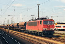 Am 19. April 2007 verewigte ich Lok 155 107 mit einem Schotterzug bei der Durchfahrt durch den Bahnhof Cottbus auf Negativfilm. Hier ist der davon angefertigte Scan. 