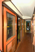 Blick in einen 1920 gebauten Schnellzugwagens, welcher Anfang August 2020 in der Lokwelt Freilassing zu sehen war. Zu erkennen ist die 2. (Polster)klasse, dahinter befindet sich die 3. (Holz)klasse.