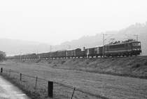 16. Juni 1984. An der Elbtalstrecke bei Rathen wartete ich bei verhangenem Himmel auf einen von E77 10 beförderten Sopnderzug. Bis dahin gab es auch anderes zu sehen. Zum Beispiel diesen  bunten  Güterzug mit DR-Lok 250 101, fotografiert auf sw-Negativfilm und in der Neuzeit gescannt. 