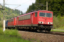 02. Mai 2012, Ein Kohlenzug hat den Kamm des Frankenwaldes überwunden und rollt jetzt bei Förtschendorf in Richtung Kronach. Bis Pressig-Rothenkirchen wird die Zuglok 151 016 noch von der Vorspannlok 155 095 begleitet