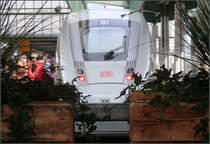 Der Bahnhof soll grüner werden - 

Pflanztröge am Geländer am Endes der Gleise. 

Stuttgart Hbf, 24.09.2020