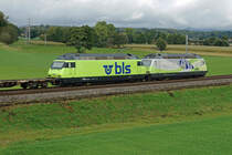 BLS Cargo.
Die bunte Doppeltraktion bestehend aus den Re 465 011 und Re 465 001 bei Bollodingen vor einem langen Güterzug auf der Fahrt in den Norden am 24. September 2020.
Hier handelt es sich um das neuste Erscheinungsbild der Re 465.
Während Jahrzehnten standen sie mit dem schönen blauen Anstrich im Personen- und Güterverkehr im Einsatz.
Foto: Walter Ruetsch