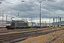 Mit einem Containerzug nach Rotterdam Waalhaven fuhr am Nachmittag des 25.09.2019 die MRCE/SBBCI ES 64 F4-285 (189 285-0) von Gleis 5 aus dem Badischen Bahnhof von Basel in Richtung Weil am Rhein.