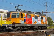 Werbe Lok Re 420 276-8 durchfährt den Bahnhof Pratteln. Die Aufnahme stammt vom 21.09.2020.