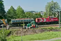 F�r das neue Gleisbett, das tiefer sein wird als das Alte, schiebt eine Planierraupe die n�chste Erdschicht zu einem Bagger. DE81 der RheinCargo (98 80 0272 019-7 D-RHC) wartet am Hoyerberg in Bodolz darauf, dass die f�nf Sch�ttgutkippwagen der Gattung Uas mit Erdaushub bef�llt sind.