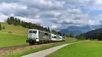 Mit dem Zug in die Berge
Nach zwei Stunden Aufenthalt in Mittenwald fährt der LUXON Panoramawagen mit RailAdventure 111 210 + 111 222 wieder zurück nach München.
Bahnstrecke 5504 (Mittenwaldbahn) am 10.09.2020 bei Klais