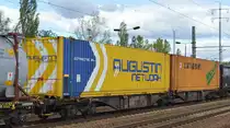 Belgischer Gelenk-Containertragwagen vom Einsteller Touax Rail Ltd  mit der Nr. 33 TEN RIV 88 B-TOUAX 4962 489-9 Sggmrss 90´ am 10.09.20 in einem Containerzug Bf. Flughafen Berlin Schönefeld.