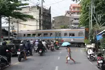 NKF 1205 (1A'2', dh, Nippon Sharyo, Bauj.1985) quert am 05.November 2016 die EK mit der Thanon Wutthaka.