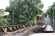 NKF 1207 (1A'2', dh, Nippon Sharyo, Bauj.1985) fährt am 05.November 2016 durch die Chom Thong Station für Züge nach Wongwian Yai in Richtung Mahachai.