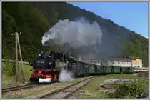 Die Sächsische IV K 99 568 der Preßnitztalbahn als Vorspann vor U1 mit dem zweiten Zug von Kienberg nach Lunz am See am 27.9.2020 bei der Ausfahrt aus dem Ausgangsbahnhof Kienberg. 