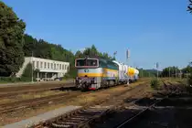 Die grün gelbe Blitz Brille 753 301 mit Zementzug  Zwiebelwagen  ist als Mn 86120 bereit zur Abfahrt von Brniště nach Decin. Aufgenommen am 05.08.2020