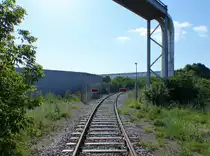 Das sehr seltene befahrene Anschlussgleis von Erfurt Nord zum Siemens Generatorenwerk, am 07.09.2020 von einem Bahnübergang aus fotografiert.