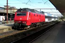 DSB 1533 schiebt ein Regionalzug nach Österport aus Roskilde aus am 17 September 2020.