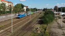 20-teiliger, bunter SGV-Lokzug anlässlich einer Sonderfahrt (Demonstration des NEE)  Hör das Signal, Berlin! , hier beim passieren des ehem. Güterbahnhof Neukölln.
Angeführt wurde der Zug von Press 285 104-2.
Mit mir auf der Hertabrücke standen ca. 30 weitere PhotographInnen. 

Berlin, der 28.09.2020