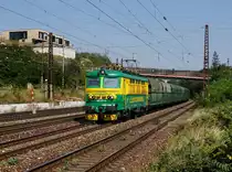 Die 242 271 mit einem Kohlezug  am 13.09.2020 unterwegs bei Bratislava hl. St.