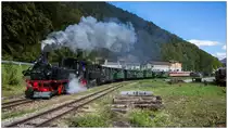 Mit dem Nachmittagszug fährt die Sächsische IV K 99 568 (BJ 1910 Hartmann) und die U1 (Bj 1898 Krauss-Linz) auf der Ybbstalbahn Bergstrecke, von Kienberg-Gaming nach Lunz am See, zu sehen hier bei der Ausfahrt in Kienberg  
27.09.2020