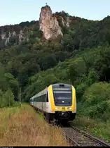 612 008-2 und 612 054-6 (Bombardier RegioSwinger) erreichen den Bahnhof Beuron unterhalb Jägers Aussichtspunkt.
Aufgenommen am Ende des Bahnsteigs.

🧰 DB ZugBus Regionalverkehr Alb-Bodensee GmbH (RAB | DB Regio Baden-Württemberg)
🚝 RE 22326 Ulm Hbf–Villingen(Schwarzw)
🚩 Bahnstrecke Tuttlingen–Inzigkofen (Donautalbahn | KBS 755)
🕓 1.8.2020 | 19:54 Uhr