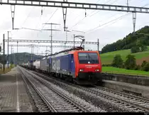 SBB - Loks 474 018 + 193 530 vor Güterzug bei der durchfahrt im Bhf Riedtwil am 24.09.2020