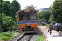 NKF 1234 (1A' 2', dh, Kawasaki, Bauj.1985) fährt am 05.November 2016 aus der Chom Thong Station Richtung Mahachai.