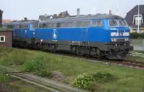 Die angemieteten PRESS-218 448 und 458 (nach PRESS-Nummerierung 054 und 055) sind regelmäßig mit dem Zugpaar IC 2314/15 auf dem nicht elektrifizierten Teil der Marschbahn Itzehoe - Westerland unterwegs. Die Wendezeit beträgt planmäßig 52 Minuten, während derer der Wagenpark am Bahnsteig bleibt und das Lok-Pärchen über das Gleis der Autoentladung umsetzt. Westerland, 22.9.20.