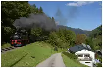 Die Sächsische IV K 99 568 der Preßnitztalbahn als Vorspann vor U1 mit dem zweiten Zug von Kienberg nach Lunz am See am 27.9.2020 bei der Einfahrt in die Haltestelle Gaming.