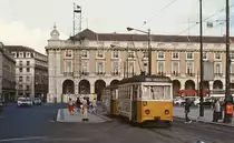 An einem Aprilabend 1984 verlässt der  Ligeiro  (= Einheitswagen) 291 mit Beiwagen die Haltestelle am Praca Commercio in Richtung Alges. Der Triebwagen gehört zu einer Serie von 40 Fahrzeugen, die zwischen 1954 und 1962 auf Fahrgestellen älterer Triebwagen neue Aufbauten erhielten. Sie standen bis 1992 in Dienst, die letzten Beiwagen wurden schon 1989 abgestellt.