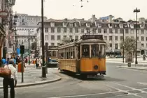 Der  Americano  331, der im April 1984 in Richtung A. S. Joao fährt, gehört zu den ersten einer größeren Serie von Vierachsern, die die J. G. Brill Company/USA zwischen 1906 und 1914 an die Lissabonner Straßenabhn lieferte. Einige dieser Triebwagen standen bis 1995 im Einsatz.