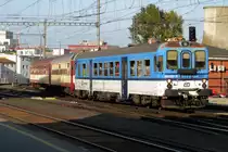 CD 842 037 schiebt zwei Reisewagen aus Brno hl.n. am 21 September 2020.