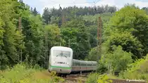 Ein unbekannter ICE 2 legt sich in Ennepetal und strebt seinem nächsten Halt Hagen entgegen.


Ennepetal, 25.07.2020