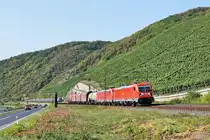 DB Cargo 187 148 mit abgeb�gelter 187 113 und gemischtem G�terzug auf der linken Rheinstrecke in Richtung Koblenz (Boppard, 18.09.2020).