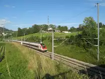Pünktlich kommt um 19:12 der IC 5 mit den Triebzügen RABDe 500 024  Ernest von Stockalper  (führend) und RABDe 500 018  Adolf Wölfli  von der Sittertobelbrücke an unserem Fotostandpunkt vorbei und streben Richtung Gossau in den Sonnenuntergang.

Foto: Luka Streck

St. Gallen Neuhof, 04.07.2020