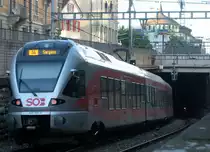Nachschuss auf die S4 nach Sargans, der heute Abend vom RABe 526 055  Mürtschenstock  gebildet wurde. Der Zug hat soeben den Hauptbahnhof St. Gallen verlassen und taucht nächstens in den Stadttunnel ein, den ihn nach St. Gallen - St. Fiden führt.

Foto: Luka Streck

St. Gallen HB, 05.07.2020

Das Bild durchlief die Selbstfreischaltung.