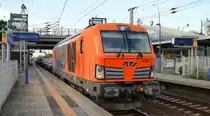 Noch eine Überraschung die relativ neu von  RTS - Rail Transport Service GmbH, Graz [A] erworbene  247 902  [NVR-Nummer: 92 80 1247 902-0 D-RTS] mit einem Güterzug neuer Betonschwellen für Gleise am späten Nachmittag bei der Durchfahrt Bf. Berlin Hohenschönhausen, 29.09.20