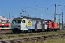 Die Re 446 015-0 schleppt die Rangierlok 847 907-3 durch den badischen Bahnhof. Die Aufnahme stammt vom 09.09.2020.