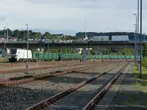 Stadler Eurodual Zweikraftlok, 159 207-0 ( 9080 2159 207-0 D-RDM ) mit einem starkenberger Sandzug auf dem Weg durch Gera am 28.9.2020