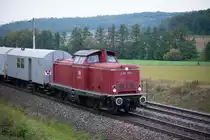V100 2091 der VEB (ehem. 212 091-3) fährt bei herbstlicher Witterung mit 60 km/h aus Diebach kommend in Richtung Neustadt Aisch. VEB steht für 'Vulkan-Eifel-Bahn Betriebsgesellschaft mbH, Gerolstein'. Aufgenommen am 30.09.2020
