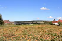 Der Abendzug des Reblausexpress auf der Fahrt nach Drosendorf, festgehalten kurz vor dem Bahnhof Pleißing-Waschbach. Bespannt ist der Zug mit der 2050.05. (27.09.2020)