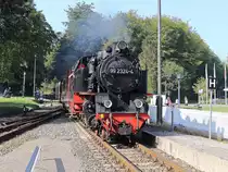 99 2324-4 der Mecklenburgische Bäderbahn am 23. September 2020 bei der Einfahrt in den Bahnhof Heiligendamm.