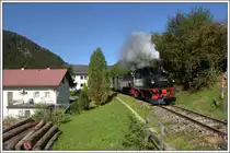 Die Sächsische IV K 99 568 der Preßnitztalbahn als Vorspann vor U1 mit dem zweiten Zug von Kienberg nach Lunz am See am 27.9.2020 kurz nach der Ausfahrt aus der Haltestelle Gasthof Paula.