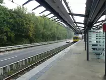 Die Haltestelle Rhein-Ruhr-Zentrum zwischen der A40, am 15.08.2020 in Mülheim (Ruhr).