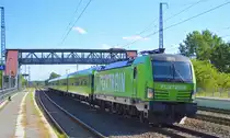 SVG - Schienenverkehrsgesellschaft mbH, Stuttgart [D] mit der MRCE Vectron  X4 E - 865  [NVR-Nummer: 91 80 6193 865-3 D-DISPO] für Flixtrain mit Wagengarnitur bei der Durchfahrt Bf. Saarmund anscheinend Richtung Seddin? am 28.09.20