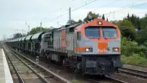 hvle mit  V330.7  (NVR:  92 80 1250 005-6 D-HVLE ) und Schüttgutwagenzug am 29.09.20 Berlin Hirschgarten.