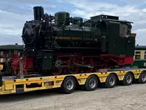 99 4633-6 (53 Mh) steht am 24. September 2020 auf einem Schwerlasttransport der Pressnitzstalbahn in Putbus.

