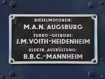 Herstellerschild an der hydraulische Diesellokomotive V 140 001. (Eisenbahnmuseum Freilassing, August 2020)