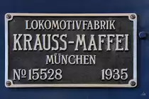 Herstellerschild an der hydraulische Diesellokomotive V 140 001. (Eisenbahnmuseum Freilassing, August 2020)