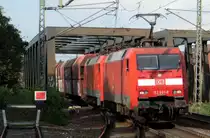 DBC 152 061 zieht ein Kohlezug aus Hamburg durch Celle am 15 September 2020. Das Bild wurde mit fotografischer Zoom vom Ende des Bahnsteigs genommen. 