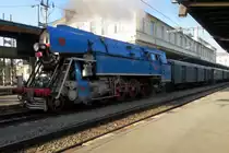 Wegen der 80 Jahresjubiläum einer Strecke von Praha-Masarykovo nach ein Urlaubsregion steht am 20 September 2020 ein Sonderzug mit 477 043 in Praha-Masarykovo abfahrtbereit. Trotz COVID-19 was diesre Zug gut gefüllt; jede Reisende trug Mund- und Nasenschutz.