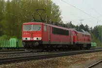 08. Mai 2010, Eine Überführungsfahrt rollt in Richtung Saalfeld durch den Bahnhof Hochstadt-Marktzeuln. Gezogen wird die ehemalige V300 der DR, jetzt 233 643, von der  Stallgefährtin  155 061