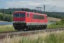 02. Juli 2020, Lok 155 046 fährt durch Küps in Richtung Lichtenfels. Die 1978 an die DR gelieferte Lok war zum Zeitpunkt der Aufnahme an den Erfurter Bahnservice vermietet.