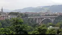 Nachschuss auf Re 460 031-8  Chaumont , mit Werbung für die AlpTransit Gotthard AG (ATG), auf dem Lorraineviadukt in Bern (CH), mit dem Bundeshaus und dem Berner Münster (links) im Hintergrund.
Aufgenommen vom Parc Café Innere Enge.

🧰 SBB
🚝 IC 824 (IC 8) Romanshorn (CH)–Brig (CH)
🕓 3.8.2020 | 17:00 Uhr